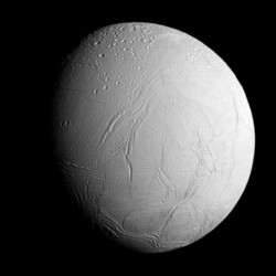 ▲사진은 토성의 위성 엔살라두스(Enceladus)의 모습이다. (출처/ NASA/JPL/Space Science Institute)