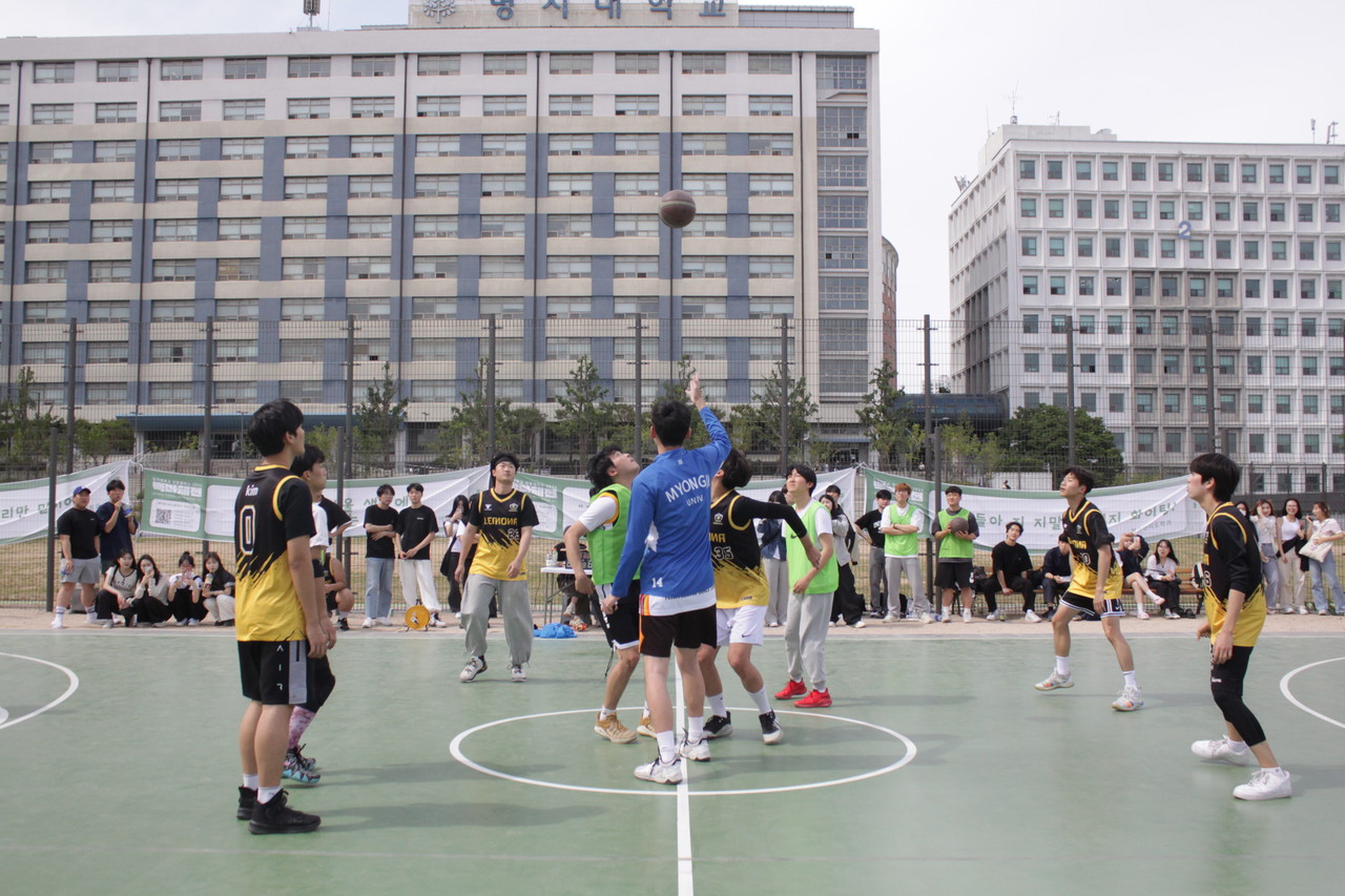 ▲사진은 지난 25일, 법학과와 정치외교학과의 농구 경기가 시작하는 모습이다.