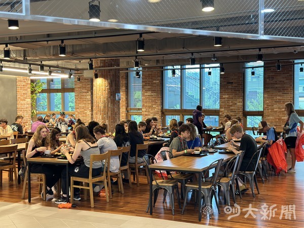 ▲사진은 잼버리 대원들이 인문캠 학생식당에서 식사를 하는 모습이다.(제공/ 캠퍼스파트너스)