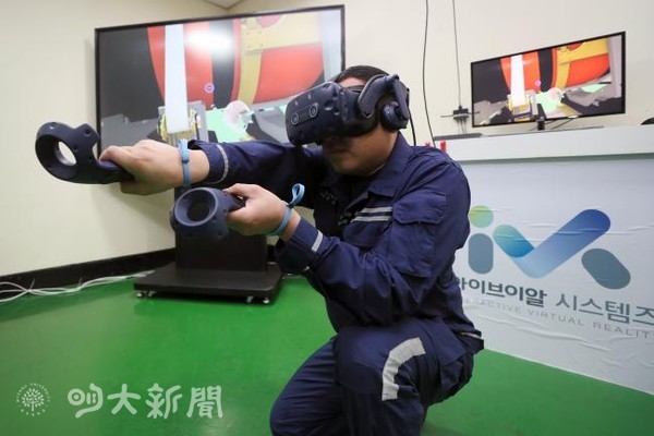 ▲사진은 VR 컨트롤러를 조작하며 ‘중어뢰 VR 정비교육체계’를 실습하고 있는 모습이다. (출처/ 국방일보)