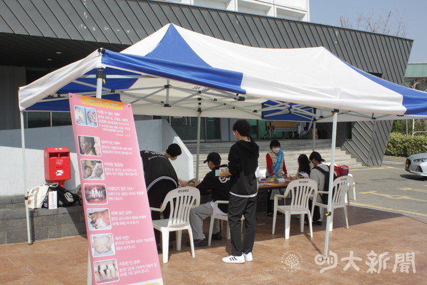 ▲사진은 지난 21일, 인문캠 학생회관 앞 광장에서 ‘금연 클리닉 캠페인’을 진행하는 모습이다.